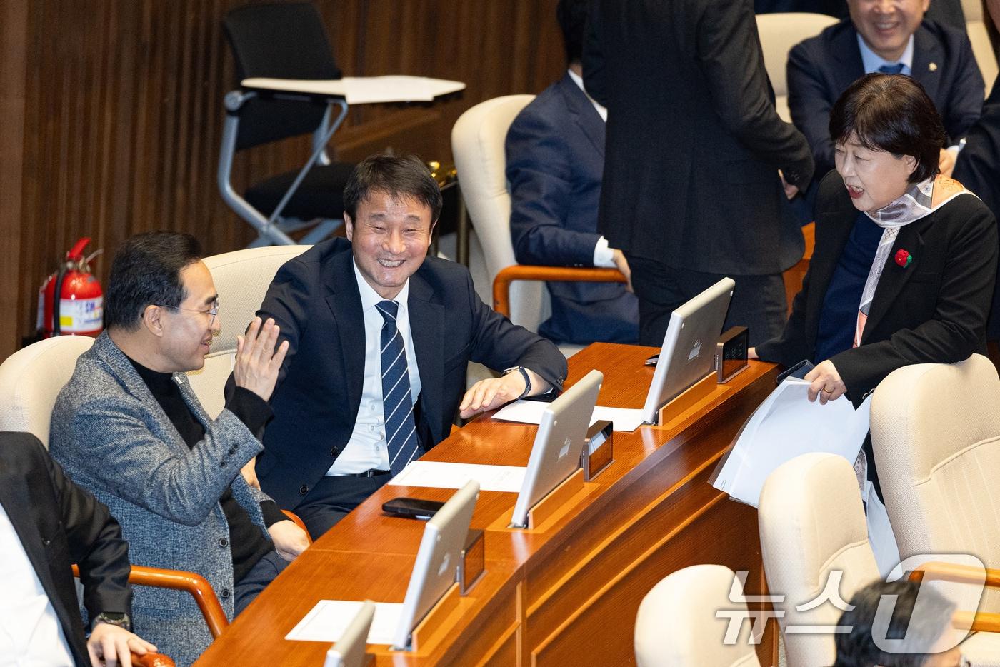 본문 이미지 - 한병도 더불어민주당 대표 직무대행 겸 원내대표와 박홍근 기획예산처 장관(왼쪽). ⓒ 뉴스1 유승관 기자