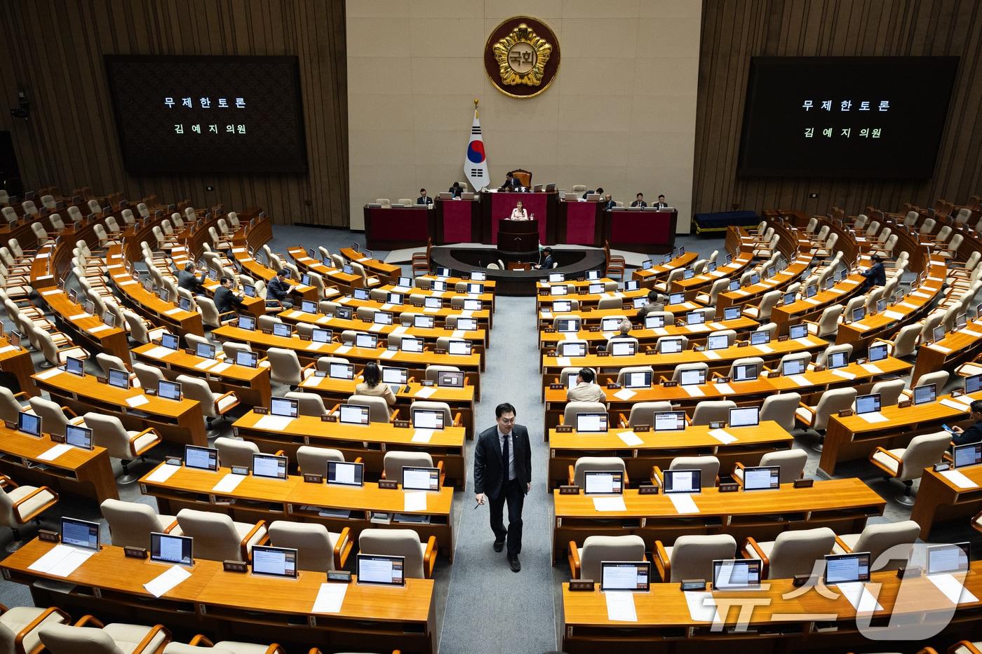 본문 이미지 - 김예지 국민의힘 의원이 지난 21일 서울 여의도 국회에서 열린 제433회 국회(임시회) 제2차 본회의에서 윤석열 정권 정치검찰 조작기소 의혹 사건 진상규명 국정조사계획서 승인의 건에 대한 무제한토론(필리버스터)을 하고 있다. 2026.3.21 ⓒ 뉴스1 유승관 기자