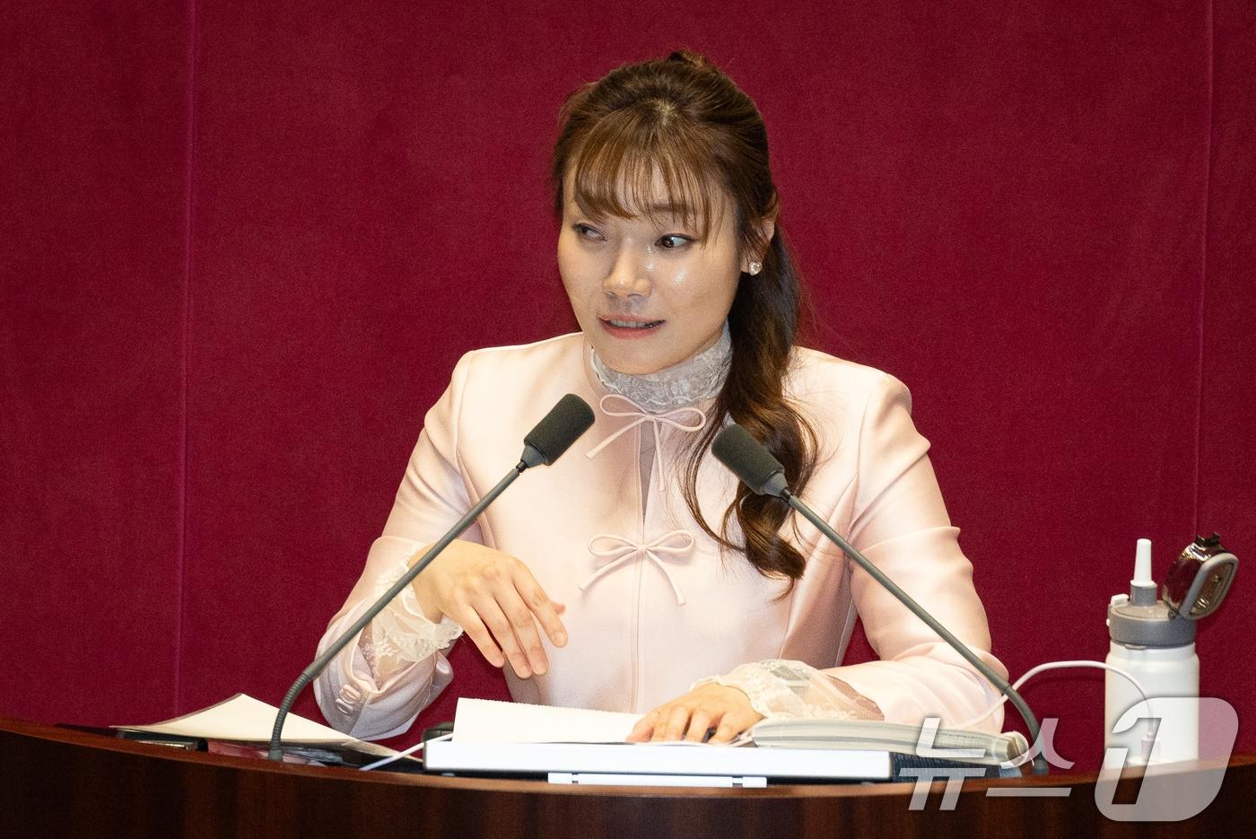 본문 이미지 - 김예지 국민의힘 의원이 21일 서울 여의도 국회에서 열린 제433회 국회(임시회) 제2차 본회의에서 윤석열 정권 정치검찰 조작기소 의혹 사건 진상규명 국정조사계획서 승인의 건에 대한 무제한토론(필리버스터)을 하고 있다. 2026.3.21 ⓒ 뉴스1 유승관 기자