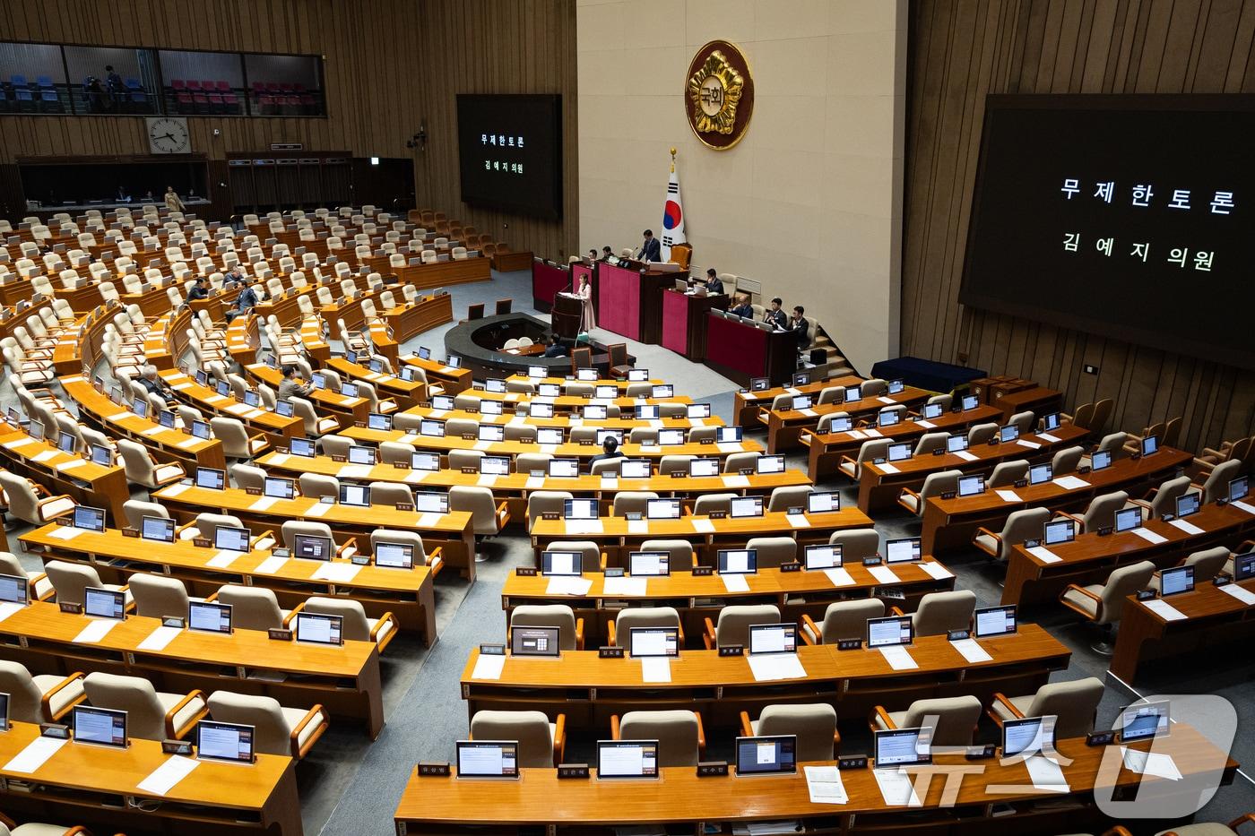 본문 이미지 - 김예지 국민의힘 의원이 21일 서울 여의도 국회에서 열린 제433회 국회(임시회) 제2차 본회의에서 윤석열 정권 정치검찰 조작기소 의혹 사건 진상규명 국정조사계획서 승인의 건에 대한 무제한토론(필리버스터)을 하고 있다. 2026.3.21 ⓒ 뉴스1 유승관 기자