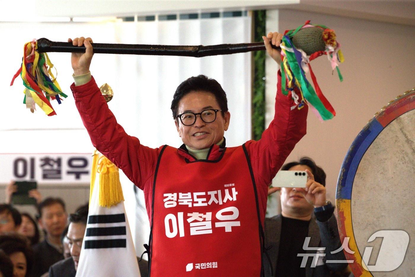 본문 이미지 - 21일 이철우 경북도지사 예비후보가 선거사무소 개소식에서 고타 퍼포먼스를 보였다.2026.3.21 ⓒ 뉴스1 신성훈 기자