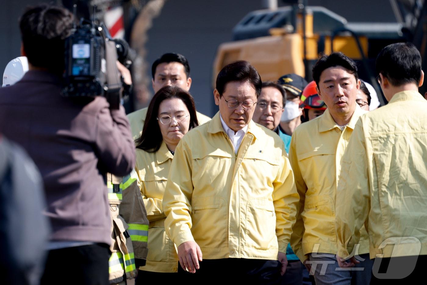 본문 이미지 - 이재명 대통령이 21일 대형 화재로 인명피해가 발생한 대전 대덕구 자동차 부품 제조 공장을 찾아 피해 상황을 살펴보고 있다.(공동취재) 2026.3.21 ⓒ 뉴스1 김기태 기자