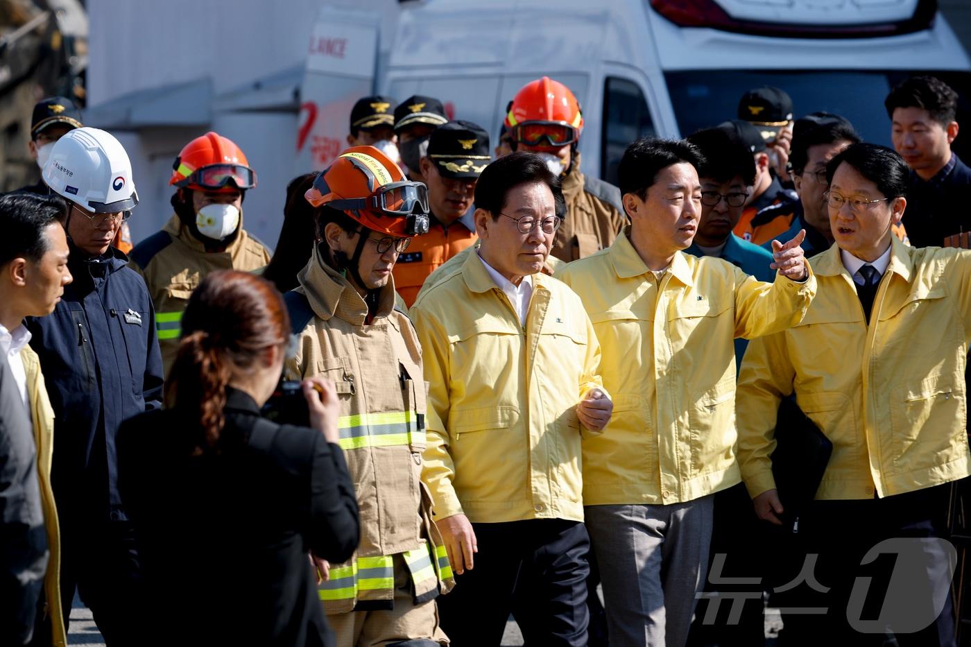 본문 이미지 - 이재명 대통령이 21일 대형 화재로 인명피해가 발생한 대전 대덕구 자동차 부품 제조 공장을 찾아 피해 상황을 살펴보고 있다.(공동취재) 2026.3.21 ⓒ 뉴스1 김기태 기자