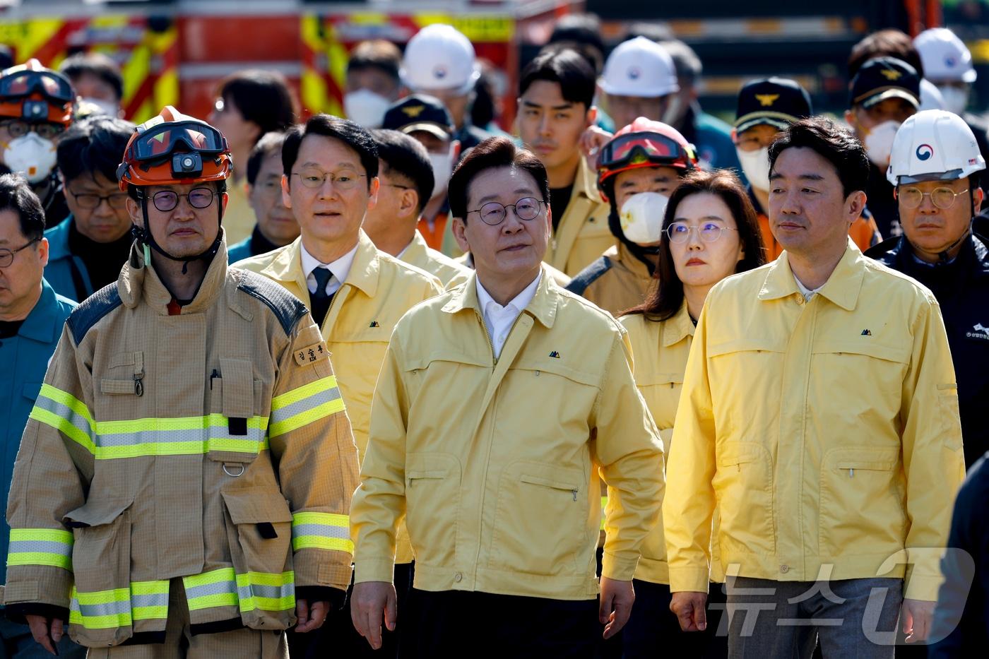 본문 이미지 - 이재명 대통령이 지난 21일 대형 화재로 인명피해가 발생한 대전 대덕구 자동차 부품 제조 공장을 찾아 피해 상황을 살펴보고 있다.(공동취재) 2026.3.21 ⓒ 뉴스1 김기태 기자