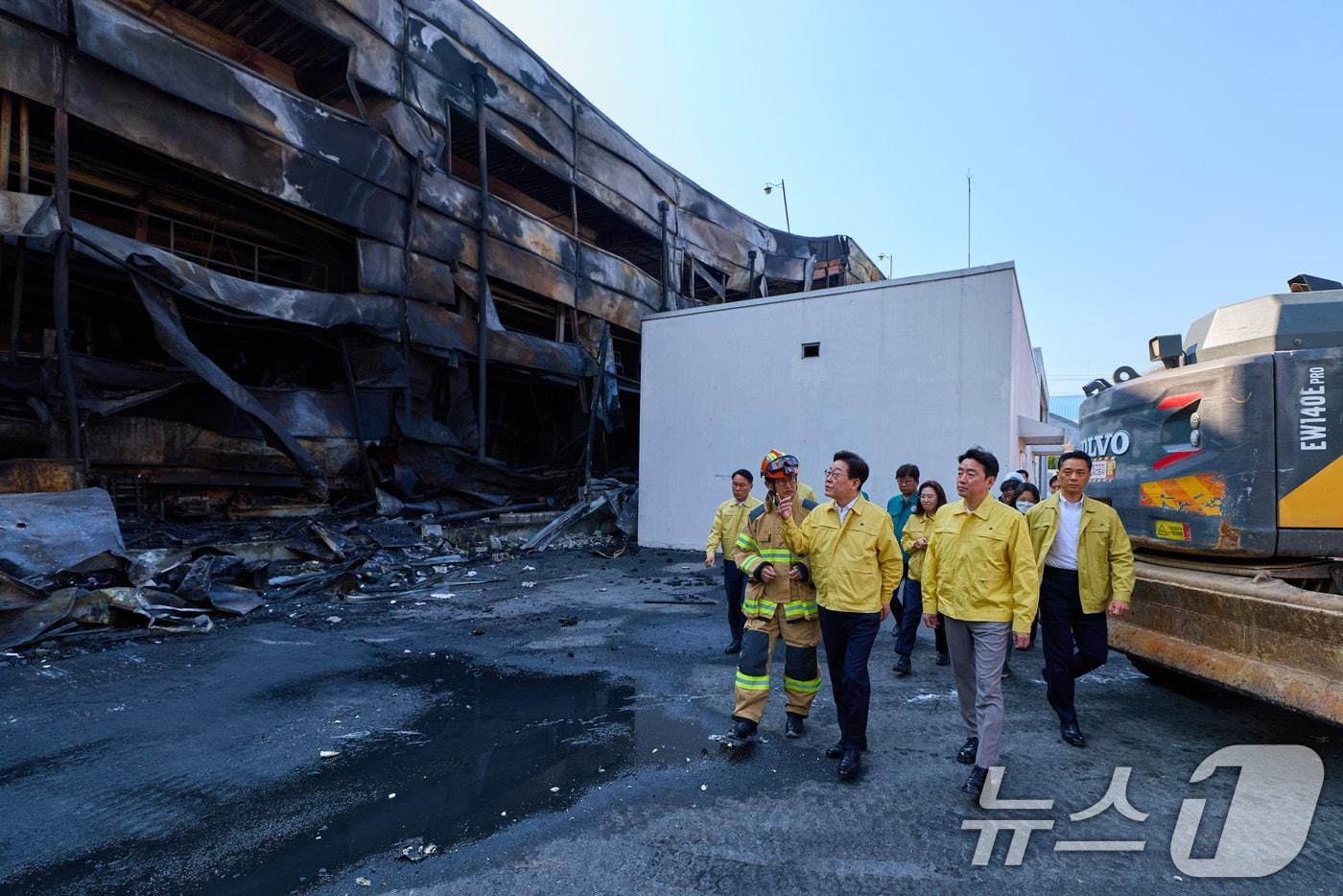 본문 이미지 - 이재명 대통령이 21일 대형 화재로 인명피해가 발생한 대전 대덕구 자동차 부품 제조 공장을 찾아 피해 상황을 살피고 있다. (청와대 제공. 재판매 및 DB 금지) 2026.3.21 ⓒ 뉴스1 이재명 기자