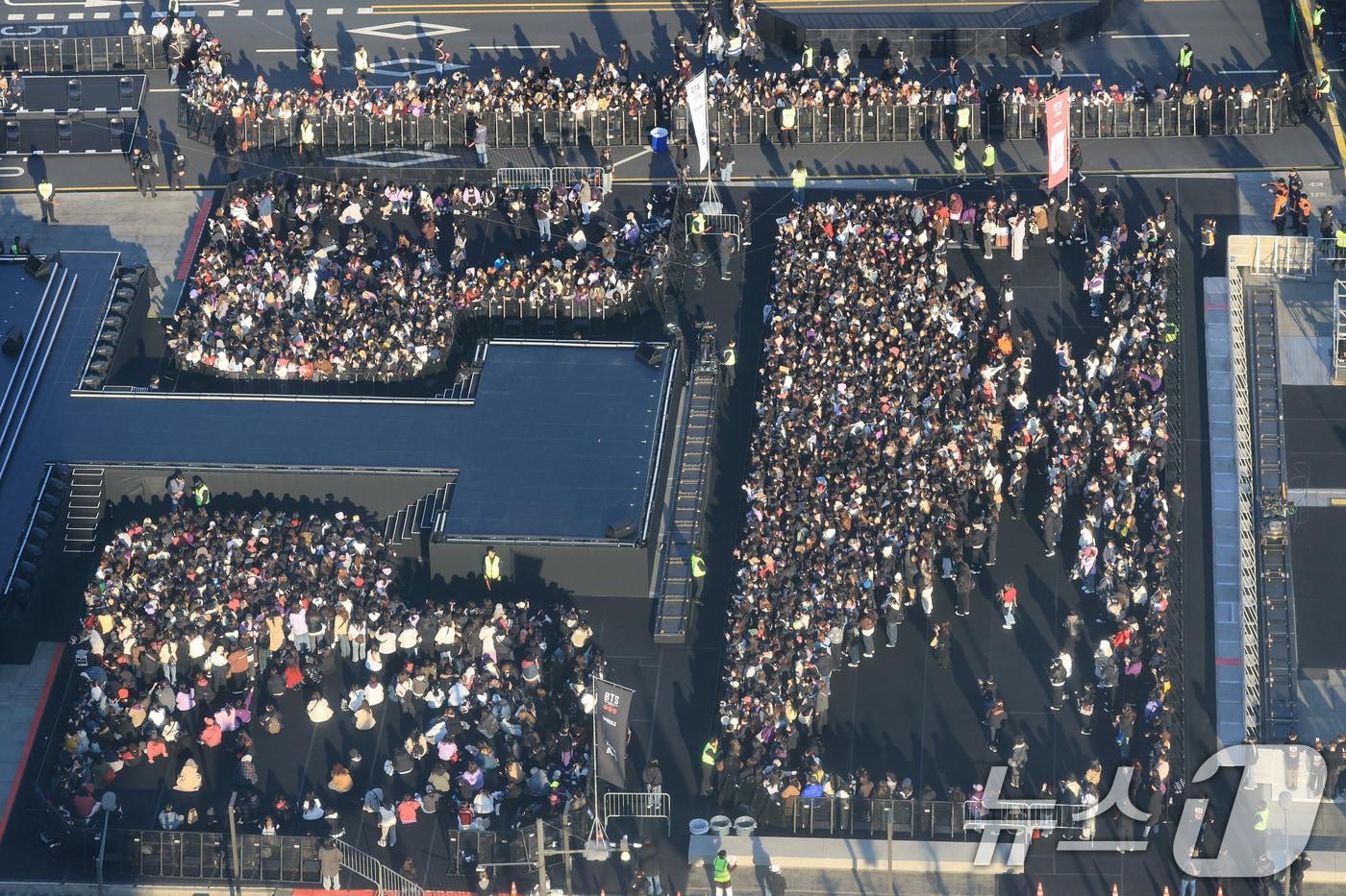 본문 이미지 - 방탄소년단(BTS) 컴백 공연일인 21일 오후 서울 종로구 광화문광장 무대 관객석으로 팬들이 입장을 하고 있다. 2026.3.21 ⓒ 뉴스1 임세영 기자