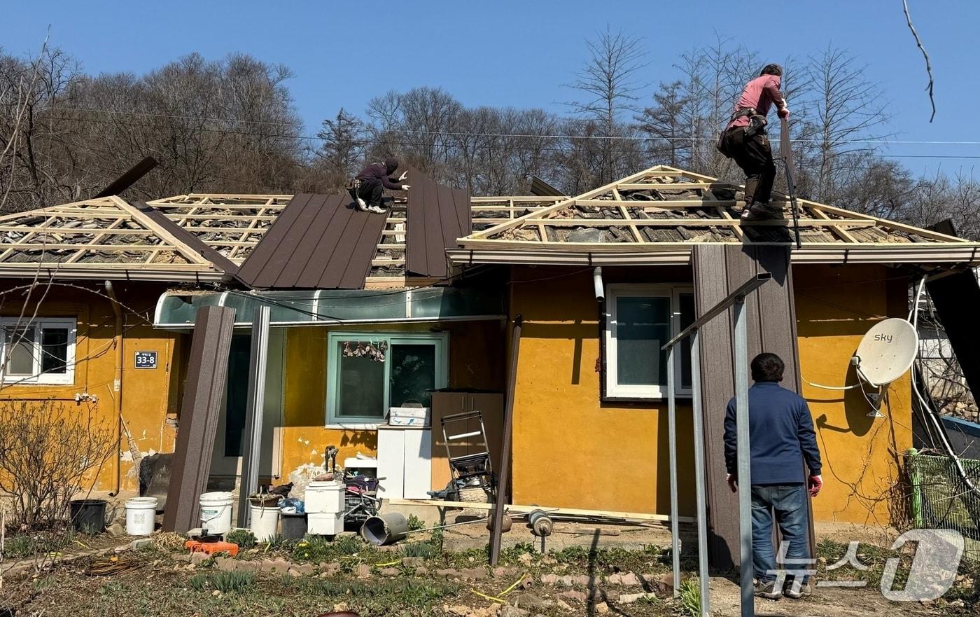 본문 이미지 - 충북 진천라이온스클럽은 21일 주거 취약계층을 위한 '사랑의 집수리' 봉사활동을 전개했다.(진천군 제공. 재판매 및 DB금지)