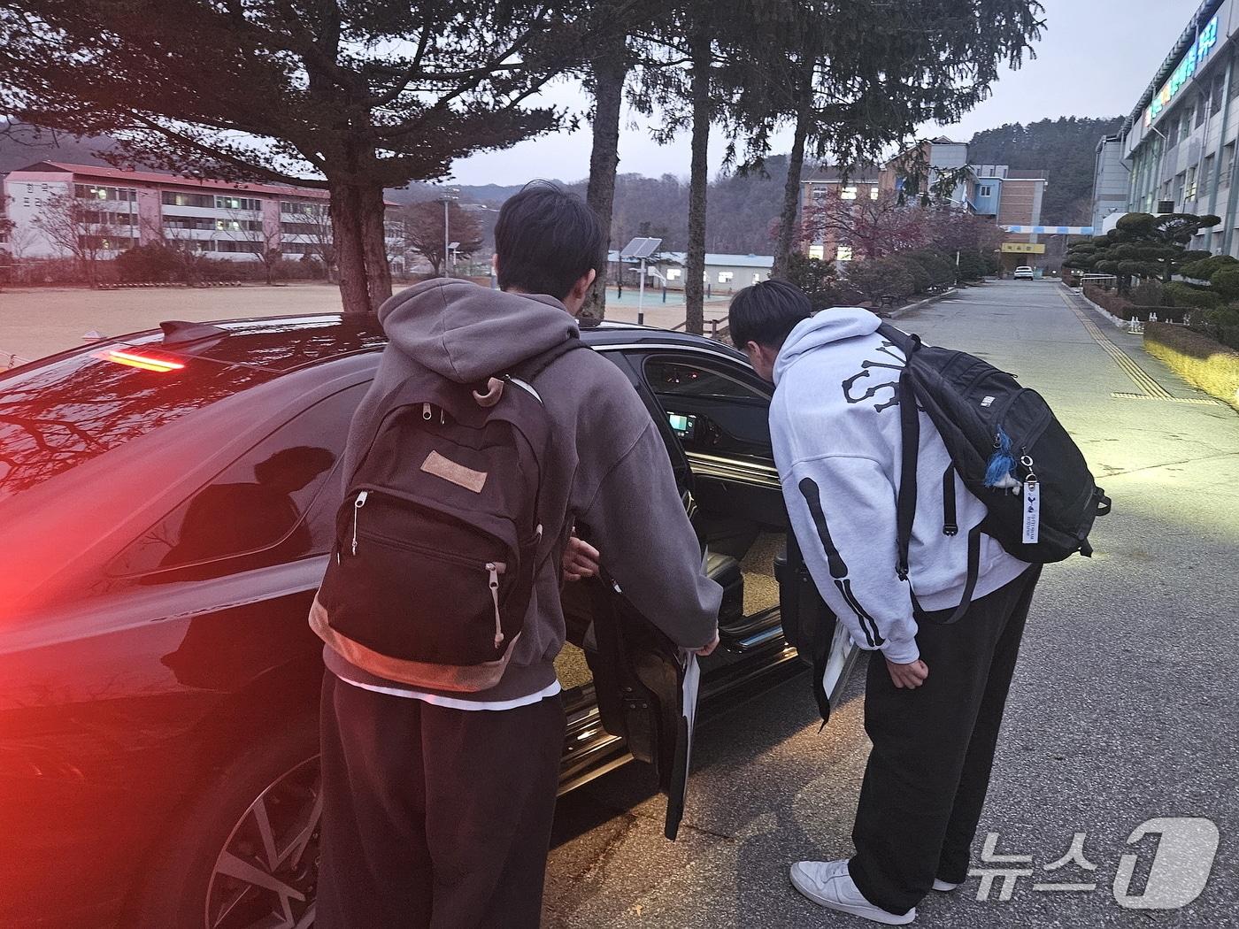 본문 이미지 - 전북 무주군에 거주하는 학생들이 500원 통학 택시를 이용하고 있다.(무주군 제공. 재판매 및 DB 금지)