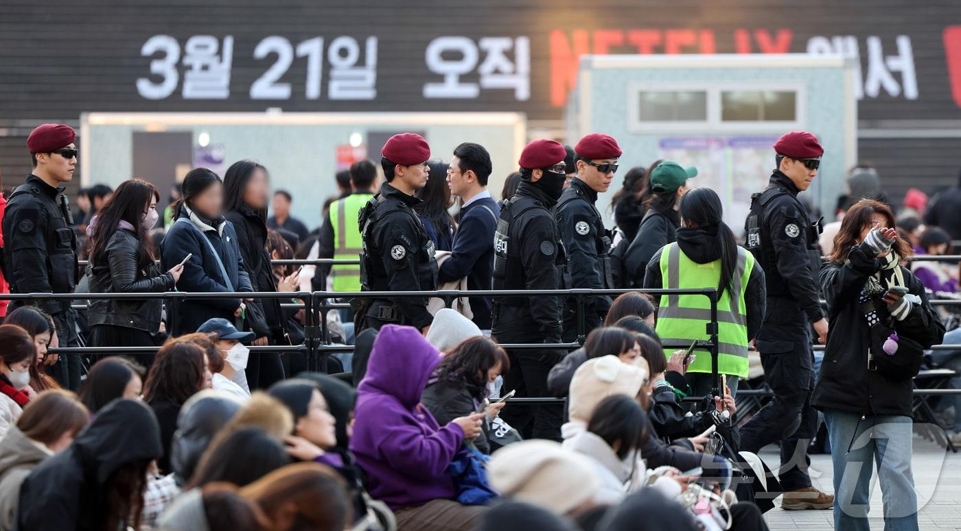 본문 이미지 - 방탄소년단(BTS) 컴백 공연일인 21일 오후 서울 종로구 광화문광장에서 경찰특공대 대원들이 공연장을 수색하고 있다. 2026.3.21 ⓒ 뉴스1 김진환 기자