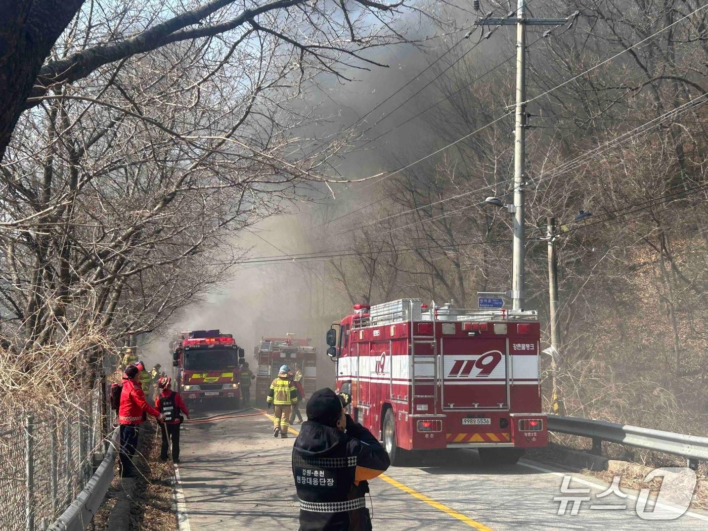 본문 이미지 - 21일 오후 1시 12분쯤 강원 춘천시 남산면 서천리에서 발생한 산불이 1시간 6분 만인 오후 2시 20분쯤 진화됐다. (강원도소방본부 제공. 재판매 및 DB금지) 2026.3.21/뉴스1