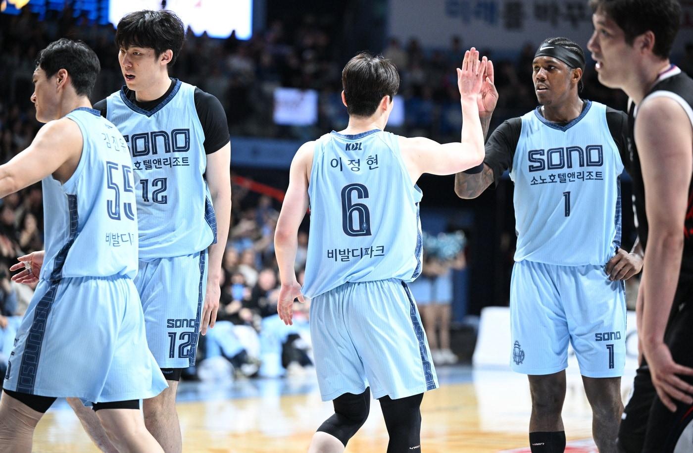 본문 이미지 - 고양 소노 이정현과 네이던 나이트가 21일 고양소노아레나에서 열린 현대모비스와 홈 경기에서 하이파이브를 하고 있다. (KBL 제공)