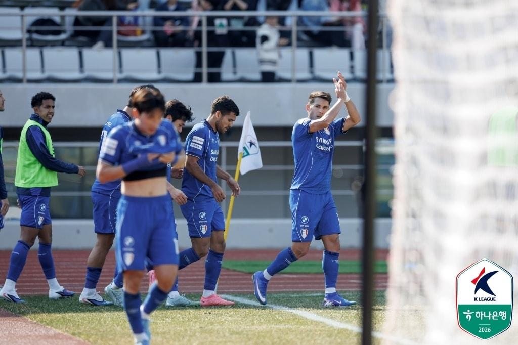 본문 이미지 - 수원 삼성 선수들이 21일 김해종합운동장에서 열린 김해FC 원정 경기에서 득점 후 기뻐하고 있다. (한국프로축구연맹 제공)