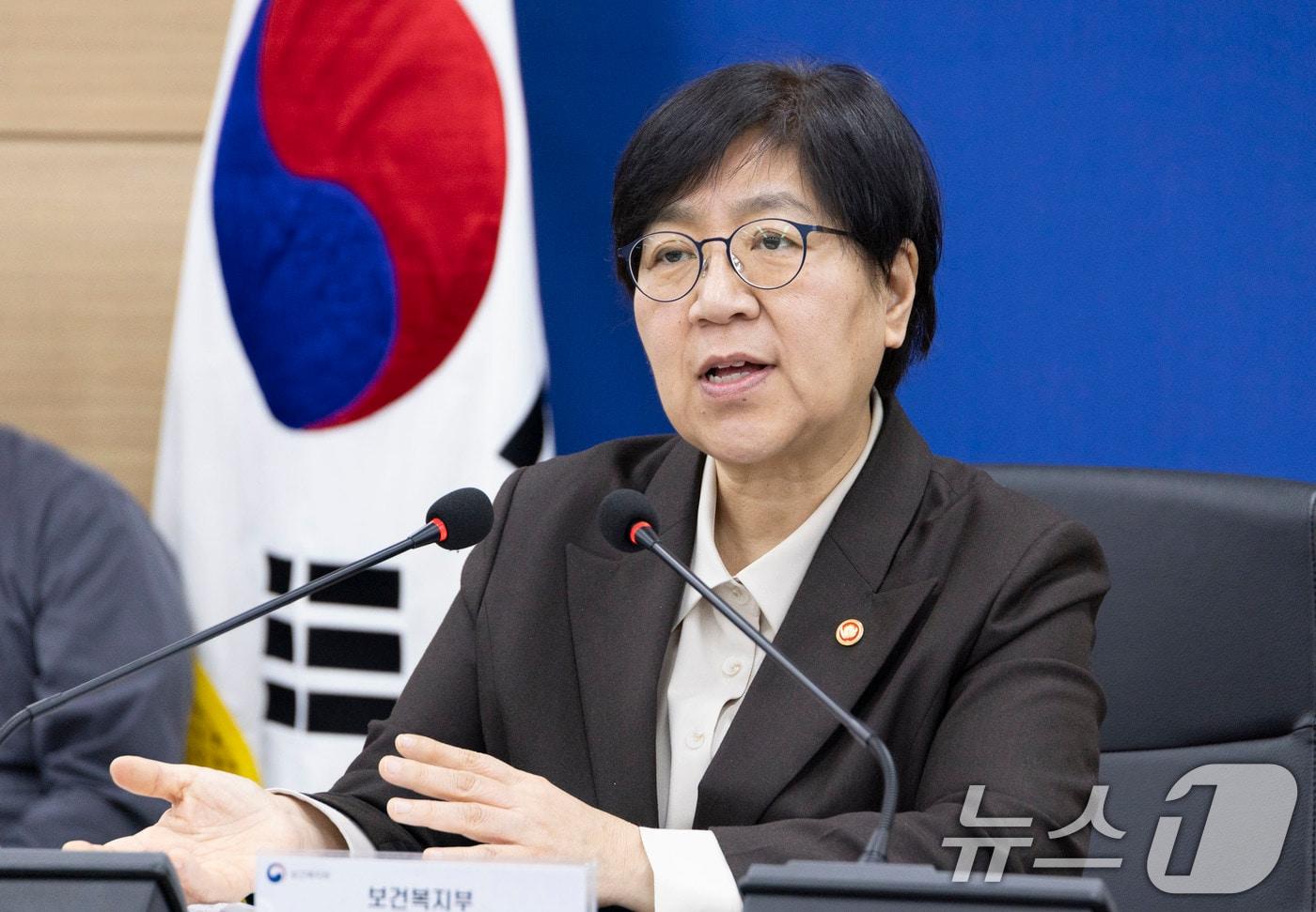 본문 이미지 - 정은경 보건복지부 장관이 21일 오후 전라북도 임실군청을 방문해 최근 발생한 일가족 사망사건 경위와 지방자치단체의 조치 현황을 파악하고 가족 돌봄 지원체계 전반에 대해 논의하고 있다.(보건복지부 제공. 재판매 및 DB 금지) 2026.3.21 ⓒ 뉴스1