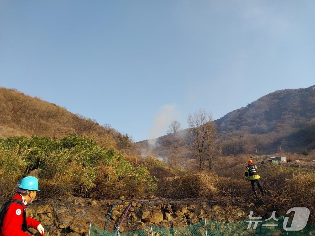 본문 이미지 - 21일 밀양시 초동면 봉황리 27-1 일대에서 발생한 산불을 소방대원이 진화 작업을 벌이고 있다.(경남소방본부 제공. 재판매 및 DB금지)