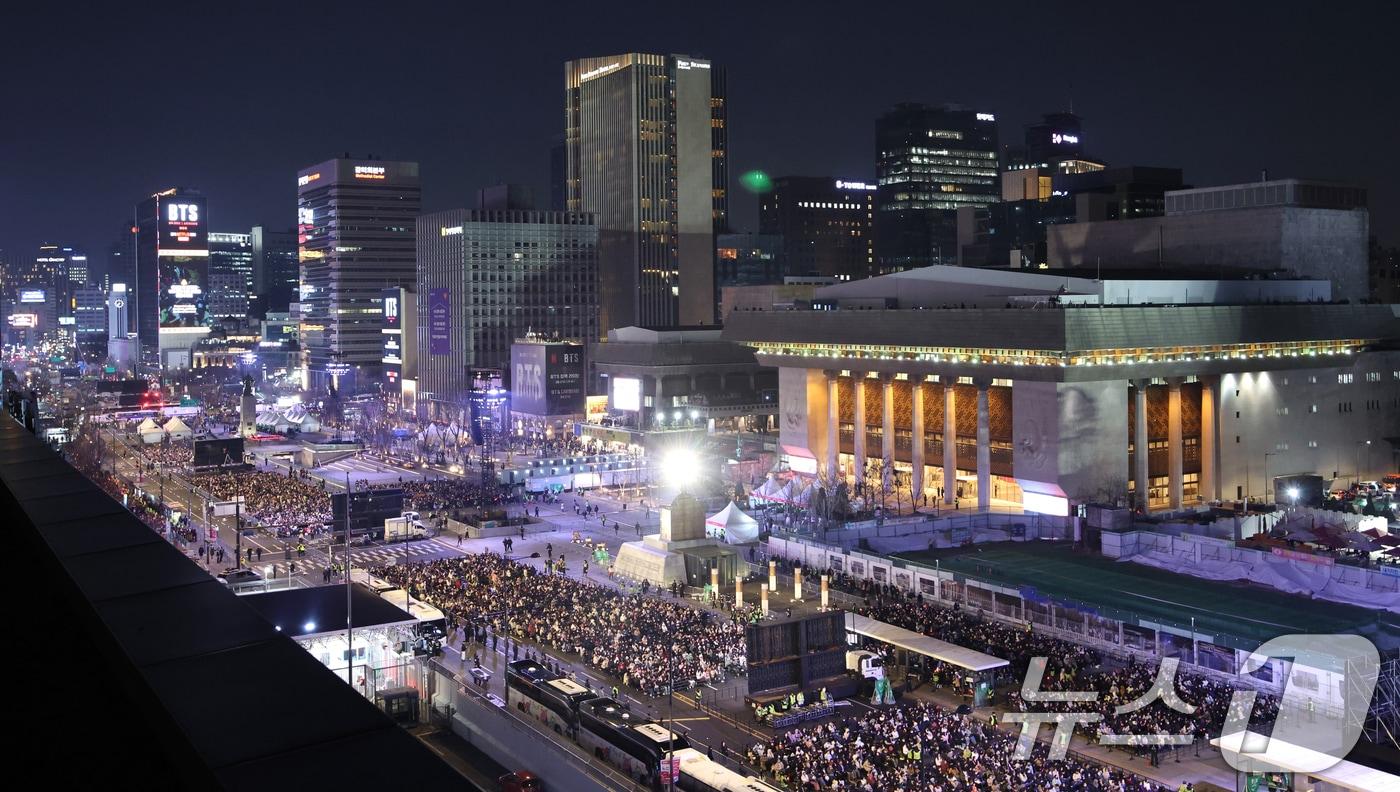 본문 이미지 - 방탄소년단(BTS)이 전날(21일) 오후 서울 광화문 광장에서 정규 5집 '아리랑(ARIRANG)' 앨범 발매를 기념해 컴백 무대를 앞둔 가운데 팬들이 공연을 기다리고 있는 모습. 2026.3.21 ⓒ 뉴스1 사진공동취재단