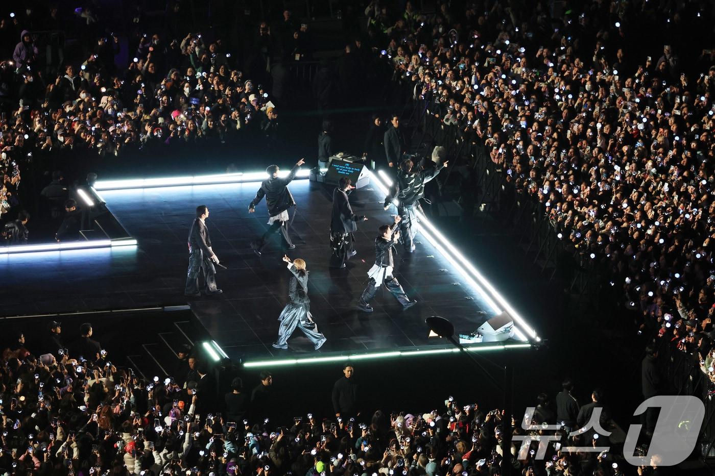 본문 이미지 - 방탄소년단(BTS, RM, 진, 슈가, 제이홉, 지민, 뷔, 정국)이 21일 오후 서울 종로구 광화문광장에서 열린 'BTS 컴백 라이브: 아리랑'에서 화려한 무대를 선보이고 있다. 2026.3.21 ⓒ 뉴스1 임세영 기자