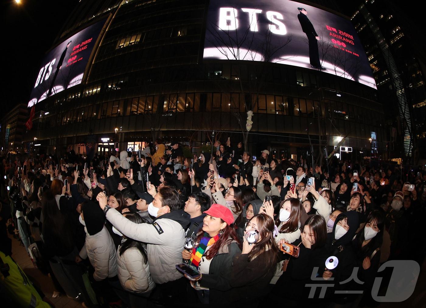 아미(BTS 팬덤)와 시민들이 21일 서울 광화문광장 일대에서 방탄소년단(BTS) 컴백 기념 공연인 'BTS 컴백 라이브: 아리랑' 공연을 관람하고 있다. 2026.3.21 ⓒ 뉴스1 김진환 기자
