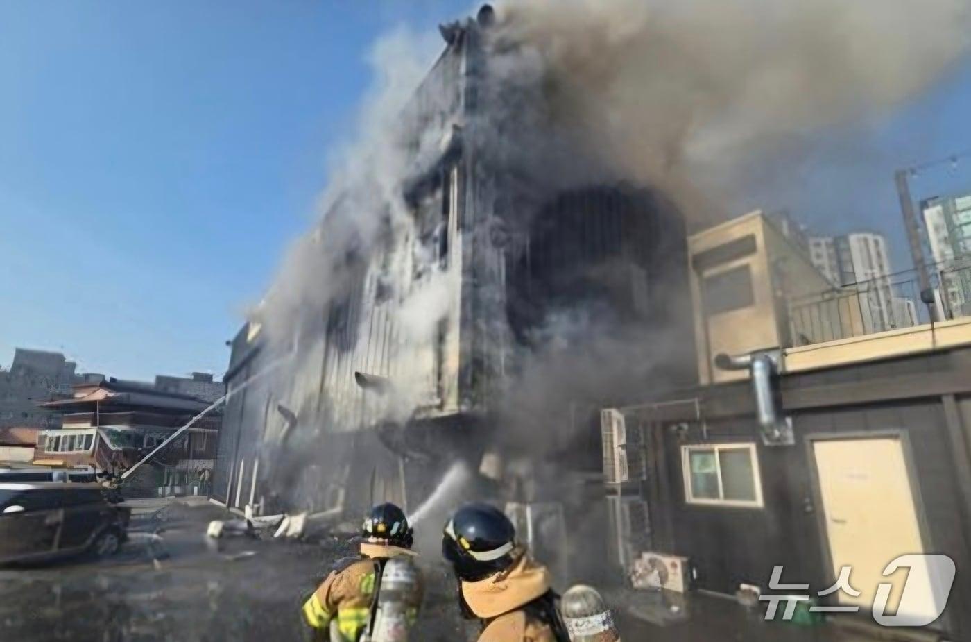 본문 이미지 - 화재 현장 모습.(경기도소방재난본부 제공)