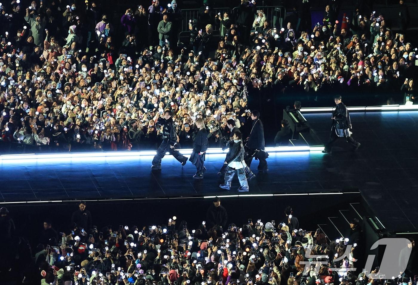 본문 이미지 - 방탄소년단(BTS, RM, 진, 슈가, 제이홉, 지민, 뷔, 정국)이 21일 오후 서울 종로구 광화문광장에서 열린 'BTS 컴백 라이브: 아리랑'에서 화려한 무대를 선보이고 있다. 2026.3.21 ⓒ 뉴스1 임세영 기자