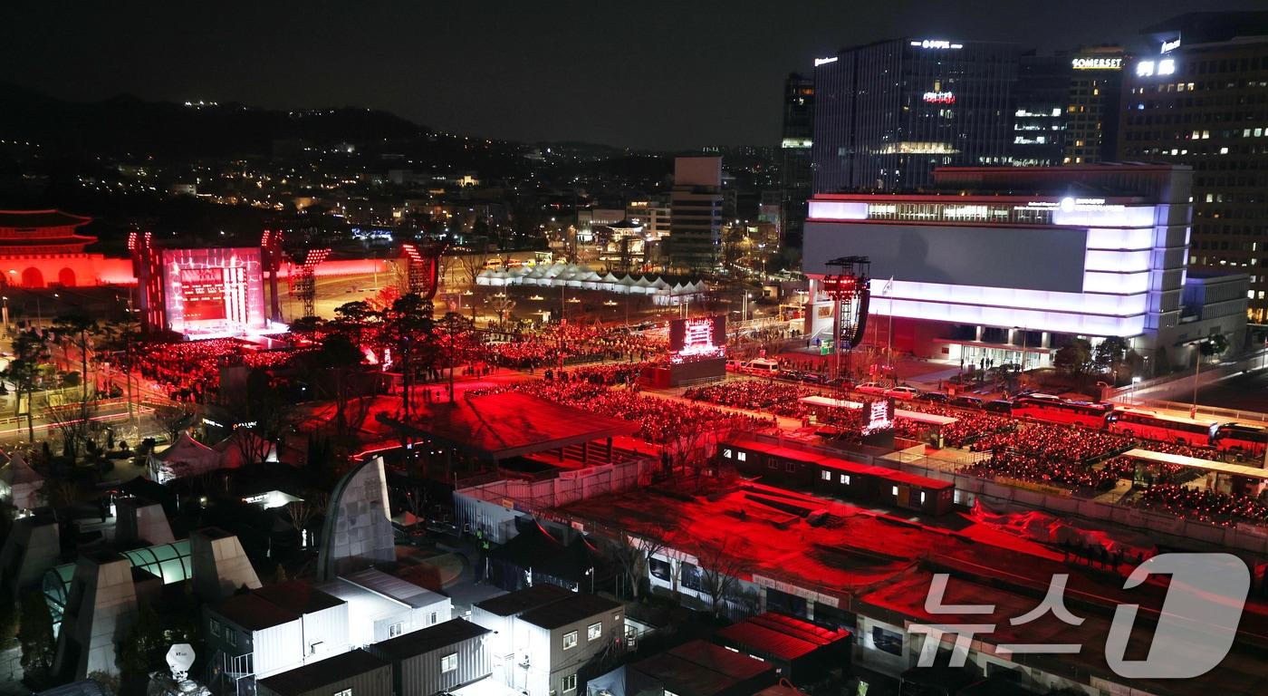 본문 이미지 - 방탄소년단(BTS)이 21일 서울 광화문광장에서 컴백 기념 공연인 'BTS 컴백 라이브: 아리랑' 공연을 펼치고 있다. 2026.3.21 ⓒ 뉴스1 사진공동취재단