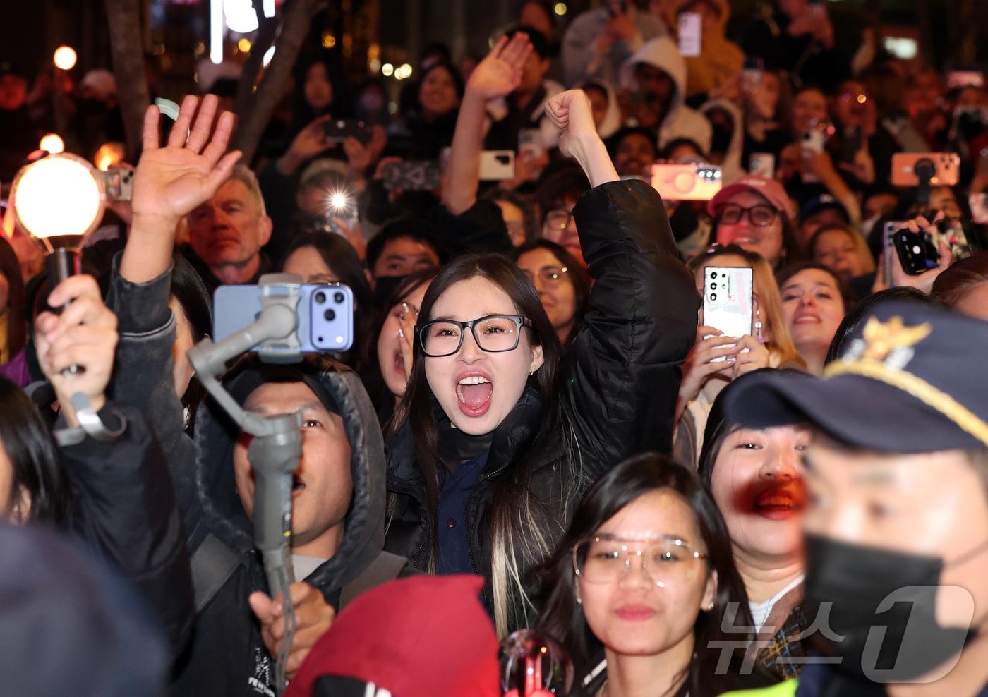 본문 이미지 - 아미(BTS 팬덤)와 시민들이 21일 서울 광화문광장 일대에서 방탄소년단(BTS) 컴백 기념 공연인 'BTS 컴백 라이브: 아리랑' 공연을 관람하고 있다. 2026.3.21 ⓒ 뉴스1 김진환 기자