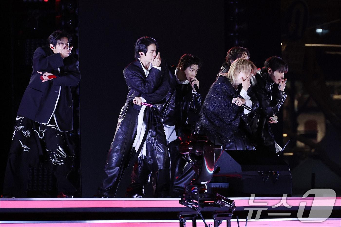 본문 이미지 - BTS(방탄소년단) 멤버들이 21일 오후 서울 광화문 공연장에서 열린 'BTS 컴백 라이브: ARIRANG' 공연에서 화려한 무대를 선보이고 있다. ⓒ 뉴스1 임세영 기자