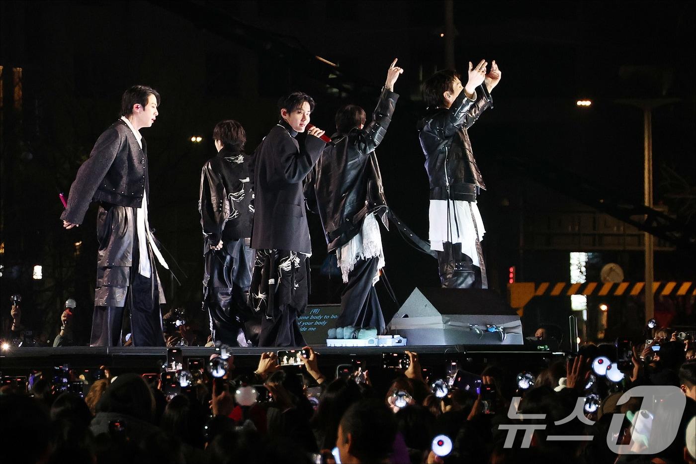 본문 이미지 - BTS(방탄소년단) 멤버들이 21일 오후 서울 광화문 공연장에서 열린 'BTS 컴백 라이브: ARIRANG' 공연에서 화려한 무대를 선보이고 있다. 2026.3.21 ⓒ 뉴스1 임세영 기자