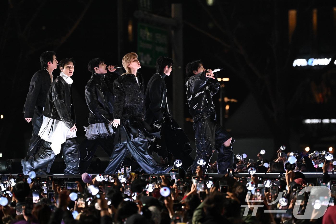 본문 이미지 - '방탄소년단(BTS) 컴백 라이브 : ARIRANG' 공연이 열리는 21일 서울 종로구 광화문 광장에 마련된 무대에서 BTS가 무대를 선보이고 있다. 2026.3.21 ⓒ 뉴스1 임세영 기자