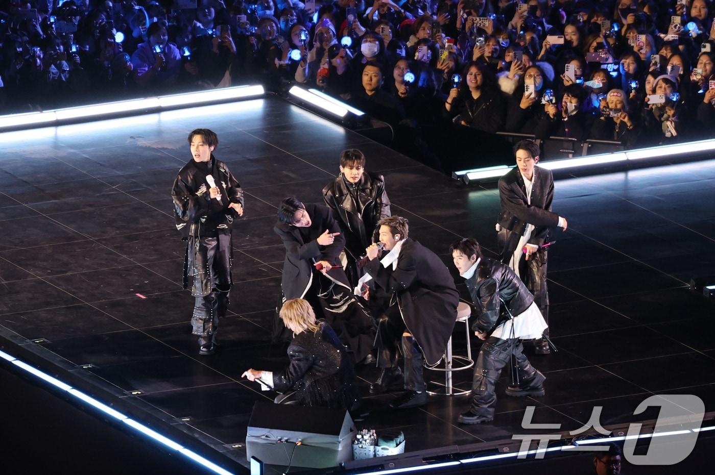 본문 이미지 - 방탄소년단(BTS)이 21일 서울 광화문광장에서 'BTS 컴백 라이브: 아리랑' 발매 기념 컴백 공연을 하고 있다. 2026.3.21 ⓒ 뉴스1 박지혜 기자