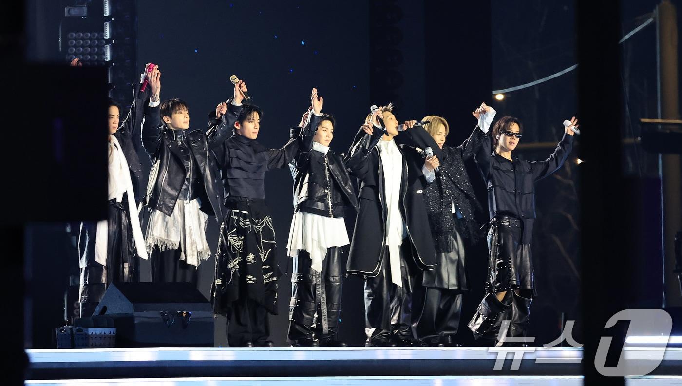 본문 이미지 - 방탄소년단(BTS, RM, 진, 슈가, 제이홉, 지민, 뷔, 정국)이 21일 오후 서울 종로구 광화문광장에서 열린 'BTS 컴백 라이브: 아리랑'를 마치고 팬들에게 인사를 하고 있다. 2026.3.21 ⓒ 뉴스1 임세영 기자