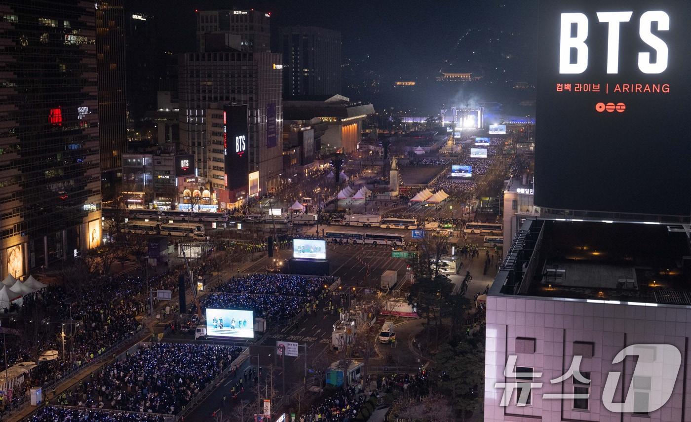 본문 이미지 - 3년 9개월 만에 완전체로 복귀하는 방탄소년단(BTS)의 'BTS 컴백 라이브: ARIRANG' 공연이 21일 서울 광화문광장 일대에서 펼쳐지고 있다. 2026.3.21 ⓒ 뉴스1 사진공동취재단