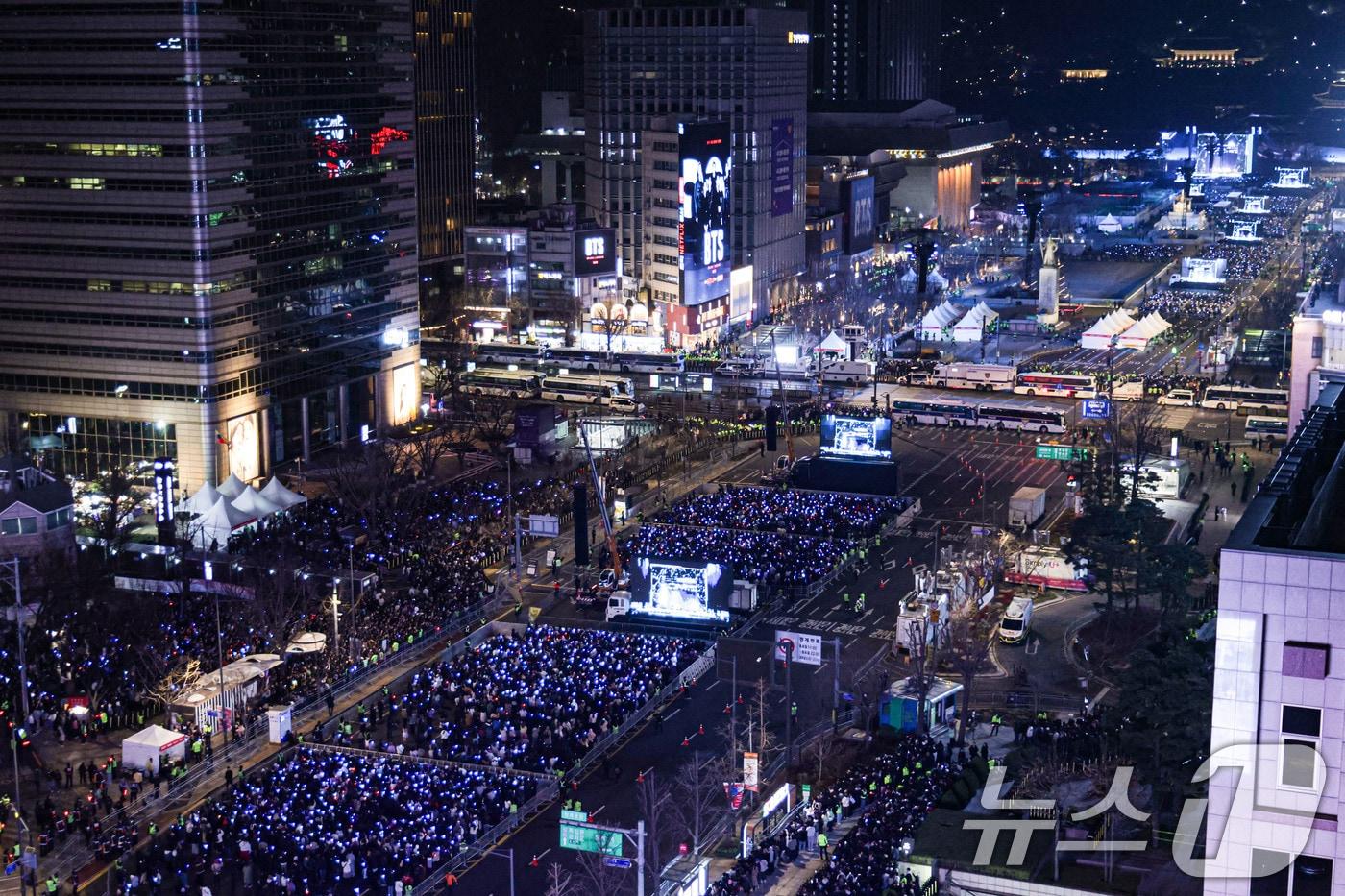 본문 이미지 - 방탄소년단(BTS)이 지난달 21일 서울 광화문광장에서 'BTS 컴백 라이브: 아리랑' 발매 기념 컴백 공연을 하고 있다.ⓒ 뉴스1 사진공동취재단