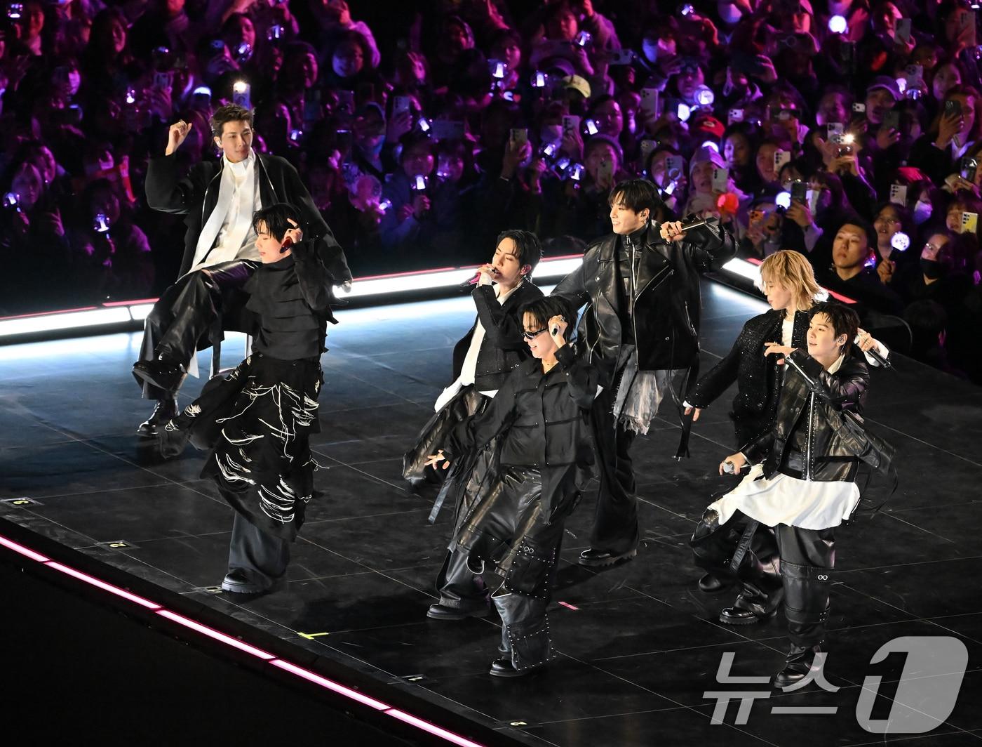 본문 이미지 - 그룹 방탄소년단(BTS)이 21일 서울 광화문 광장에서 무료 복귀 공연 'BTS 컴백 라이브: 아리랑'(BTS THE COMEBACK LIVE | ARIRANG)을 펼쳐졌다. BTS의 RM, 진, 슈가, 제이홉, 지민, 뷔, 정국이 공연을 펼치고 있다. 2026.3.21 ⓒ 뉴스1 사진공동취재단