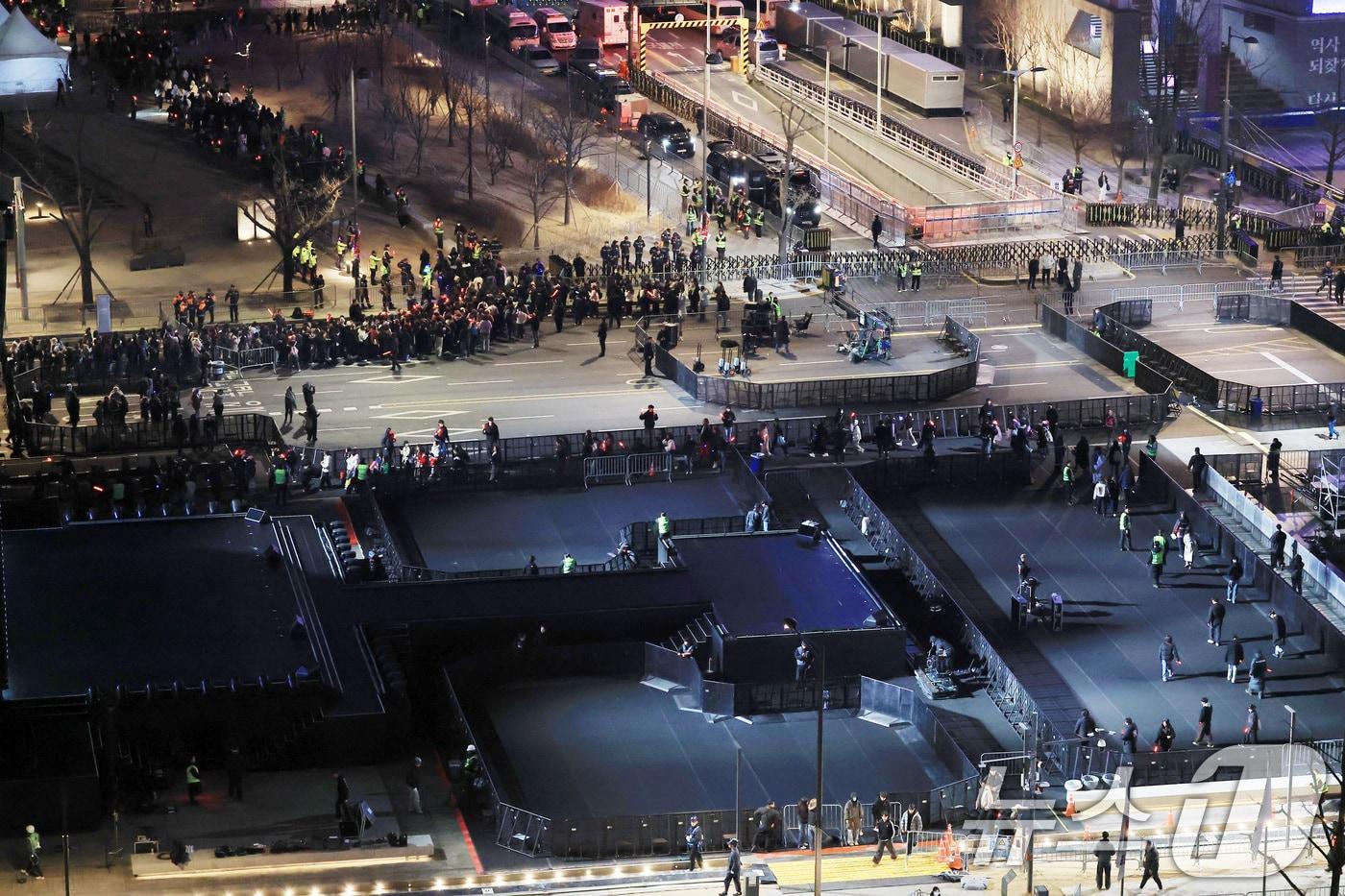 본문 이미지 - 21일 오후 서울 종로구 광화문광장에서 열린 'BTS 컴백 라이브: 아리랑'이 끝난 후 관계자들이 텅 빈 객석을 정리하고 있다. ⓒ 뉴스1 임세영 기자