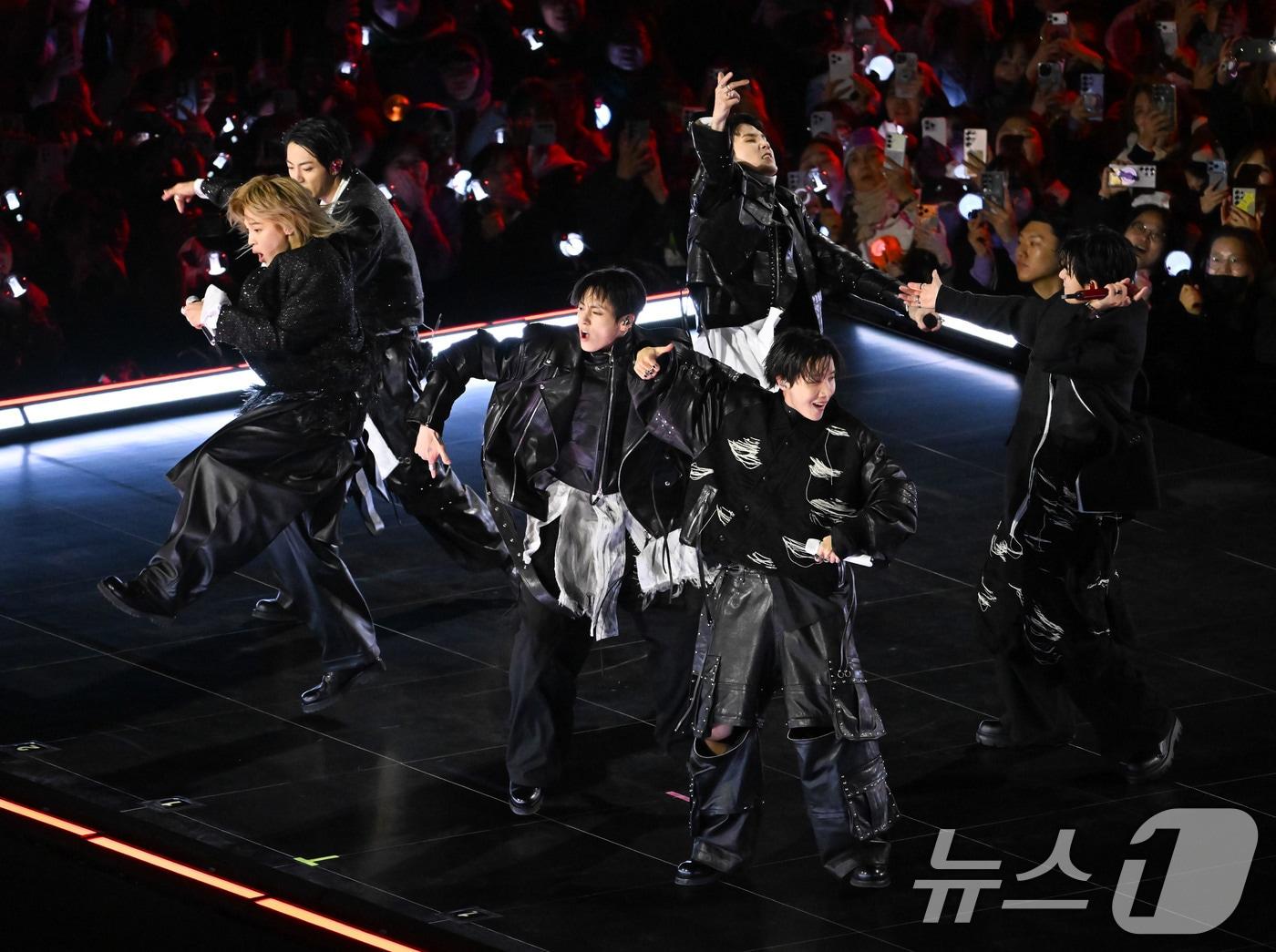 본문 이미지 - 방탄소년단(BTS)이 21일 서울 광화문광장에서 'BTS 컴백 라이브: 아리랑' 발매 기념 컴백 공연을 하고 있다. 2026.3.21 ⓒ 뉴스1 사진공동취재단