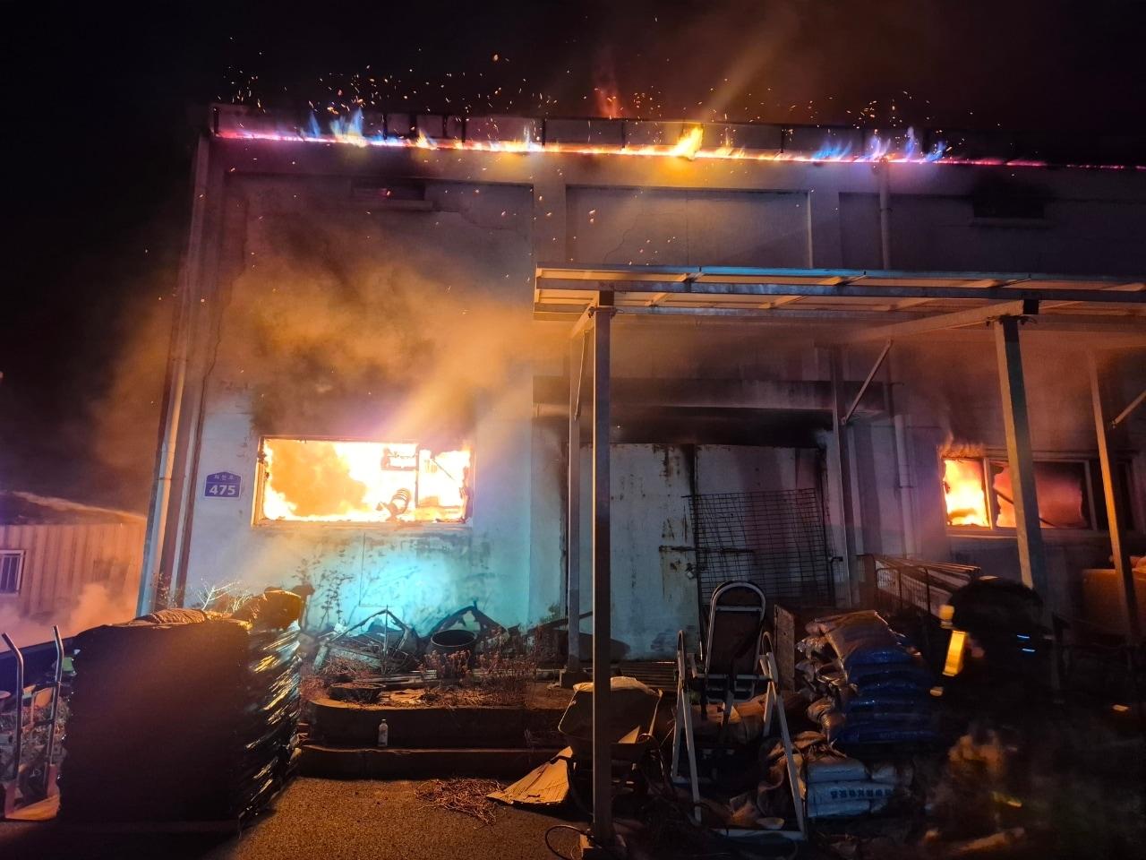 본문 이미지 - 당진 정미면 공장 화재.(당진소방서 제공. 재판매 및 DB금지)/뉴스1