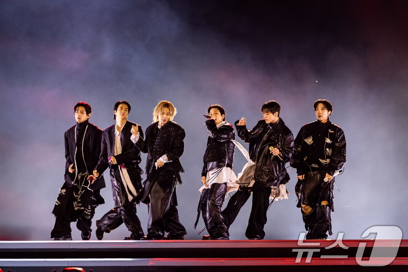 본문 이미지 - 방탄소년단(BTS)이 21일 서울 광화문광장에서 'BTS 컴백 라이브: 아리랑' 발매 기념 컴백 공연을 하고 있다. (빅히트 뮤직·넷플릭스 제공. 재판매 및 DB 금지) 2026.3.22 ⓒ 뉴스1