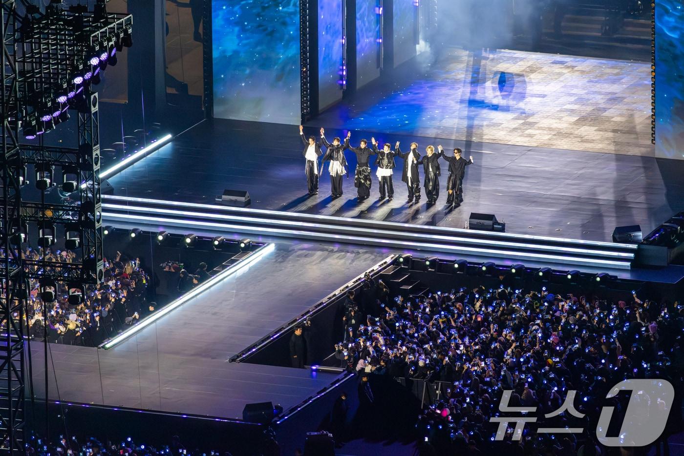 본문 이미지 - 방탄소년단(BTS)이 21일 서울 광화문광장에서 'BTS 컴백 라이브: 아리랑' 발매 기념 컴백 공연을 하고 있다. (빅히트 뮤직·넷플릭스 제공. 재판매 및 DB 금지) 2026.3.22 ⓒ 뉴스1