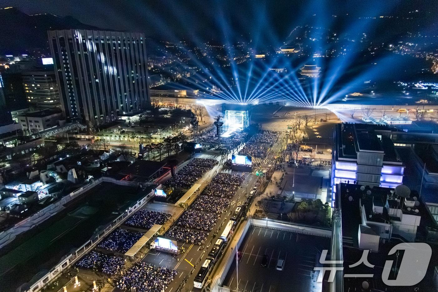 본문 이미지 - 방탄소년단(BTS)이 지난 3월 21일 서울 광화문광장에서 'BTS 컴백 라이브: 아리랑' 발매 기념 컴백 공연을 하고 있다. (빅히트 뮤직·넷플릭스 제공. 재판매 및 DB 금지) ⓒ 뉴스1