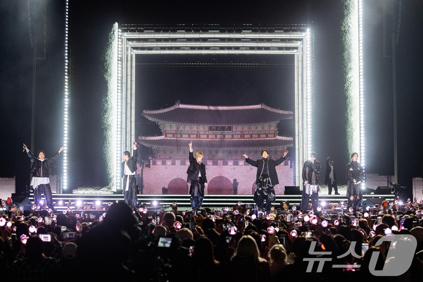 본문 이미지 - 방탄소년단(BTS)이 21일 서울 광화문광장에서 'BTS 컴백 라이브: 아리랑' 발매 기념 컴백 공연을 하고 있다. (빅히트 뮤직·넷플릭스 제공. 재판매 및 DB 금지) 2026.3.22 ⓒ 뉴스1