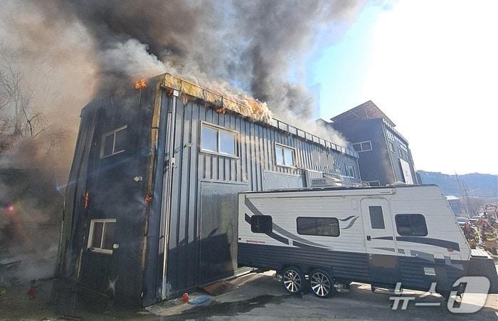 본문 이미지 - 21일 오후 4시쯤 경북 고령군 성산면 기산리 캠핑카 제작 공장에서 불이 났다.(경북소방 제공. 재판매 및 DB금지)/뉴스1