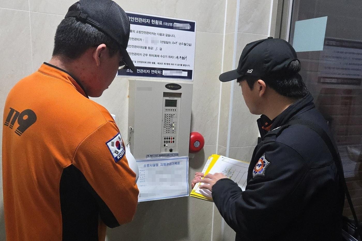 본문 이미지 - 외국인관광 도시민박업 및 호스텔 긴급 소방 점검 모습.(대전소방 제공. 재판매 및 DB금지)/뉴스1