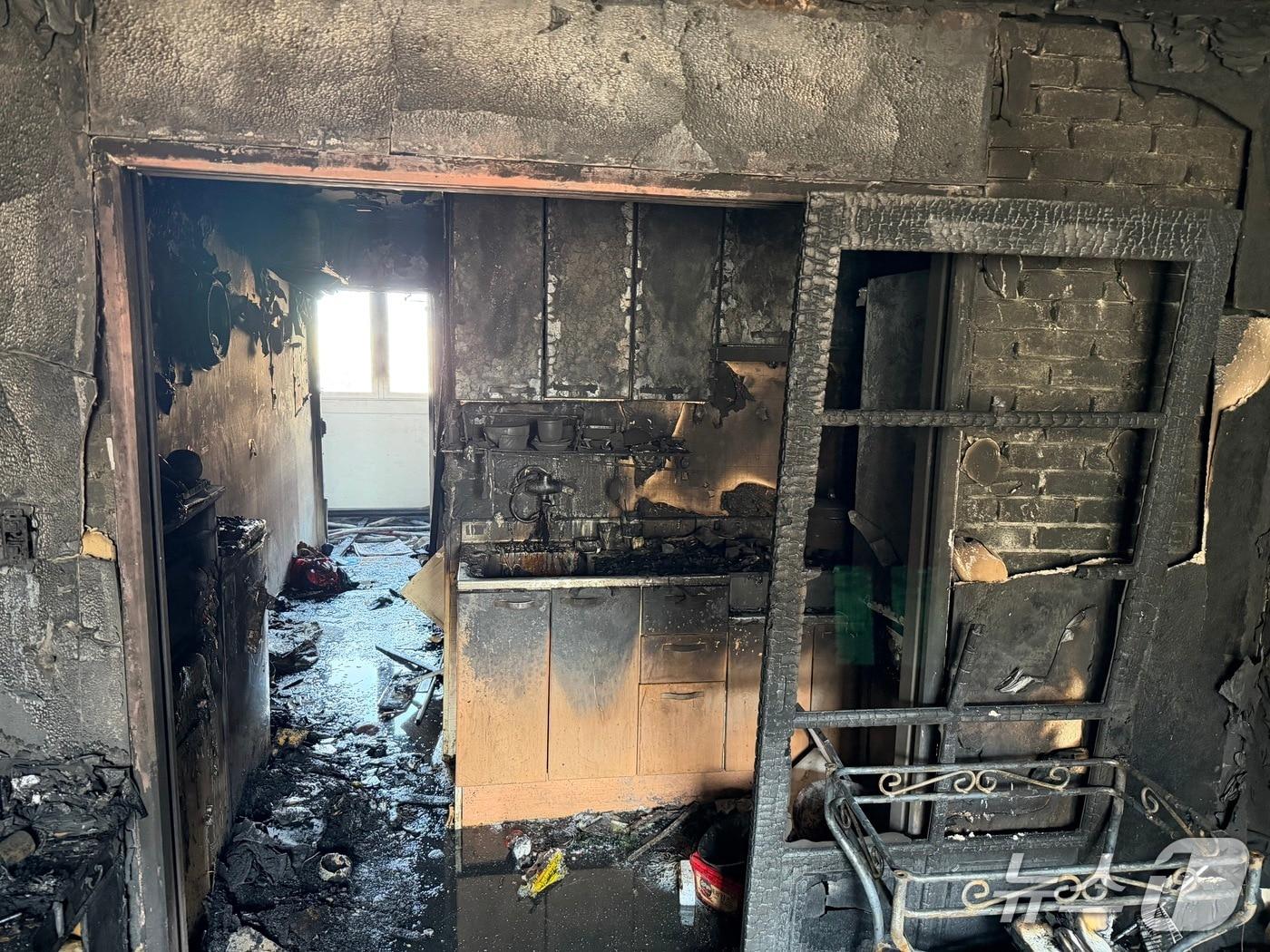 본문 이미지 - 21일 오전 10시 32분쯤 대구시 달서구 월성동 한 아파트 11층에서 불이나 30여분 만에 꺼졌다. (대구소방 제공. 재판매 및 DB금지)/뉴스1