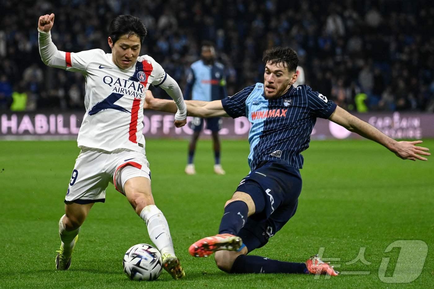 본문 이미지 - PSG 소속으로 경기를 치르는 이강인 ⓒ AFP=뉴스1