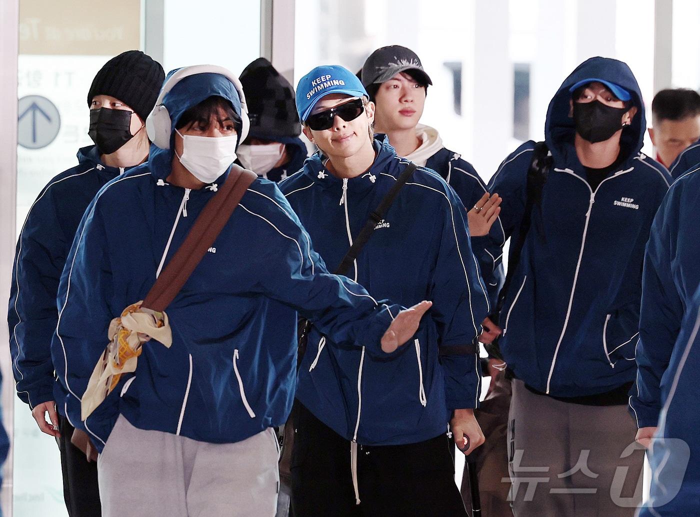 본문 이미지 - 그룹 방탄소년단(BTS)이 22일 오전 인천국제공항을 통해 미국 뉴욕으로 출국하고 있다. 2026.3.22 ⓒ 뉴스1 구윤성 기자