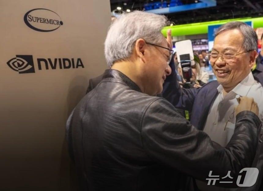 올해 GTC에서 젠스 황과 찰스 량이 인사를 나누는 모습. - X 갈무리