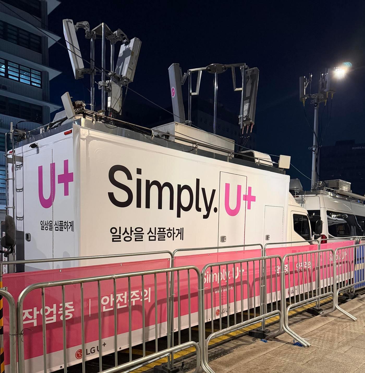 본문 이미지 - LG유플러스는 21일 서울 광화문 광장에서 열린 대규모 공연 현장에서 자율네트워크(Autonomous Network) 기반 대응 체계를 통해 안정적으로 통신 서비스를 제공하며, 대규모 집객 환경에서도 자율네트워크 기반 사전 예측·실시간 제어의 효과를 입증했다고 밝혔다. 사진은 광화문 광장 인근에 설치된 LG유플러스의 이동기지국. 2026.03.22. (LG유플러스 제공)