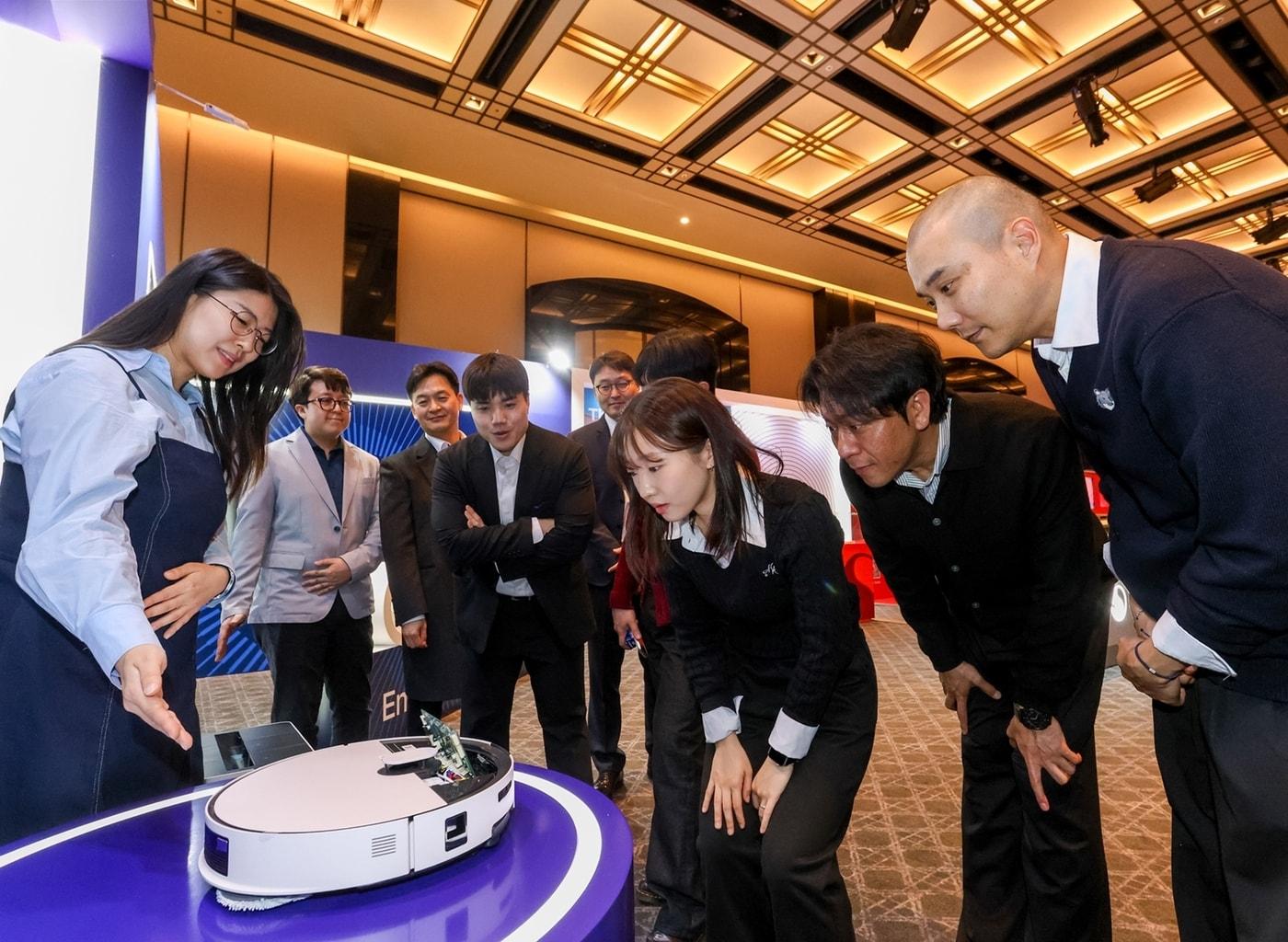 본문 이미지 - 삼성전자가 20일 그랜드 하얏트 서울 호텔에서 열린 주한미국상공회의소 연례행사에서 2026년형 '비스포크 AI 스팀' 로봇청소기를 전시했다.(삼성전자제공)