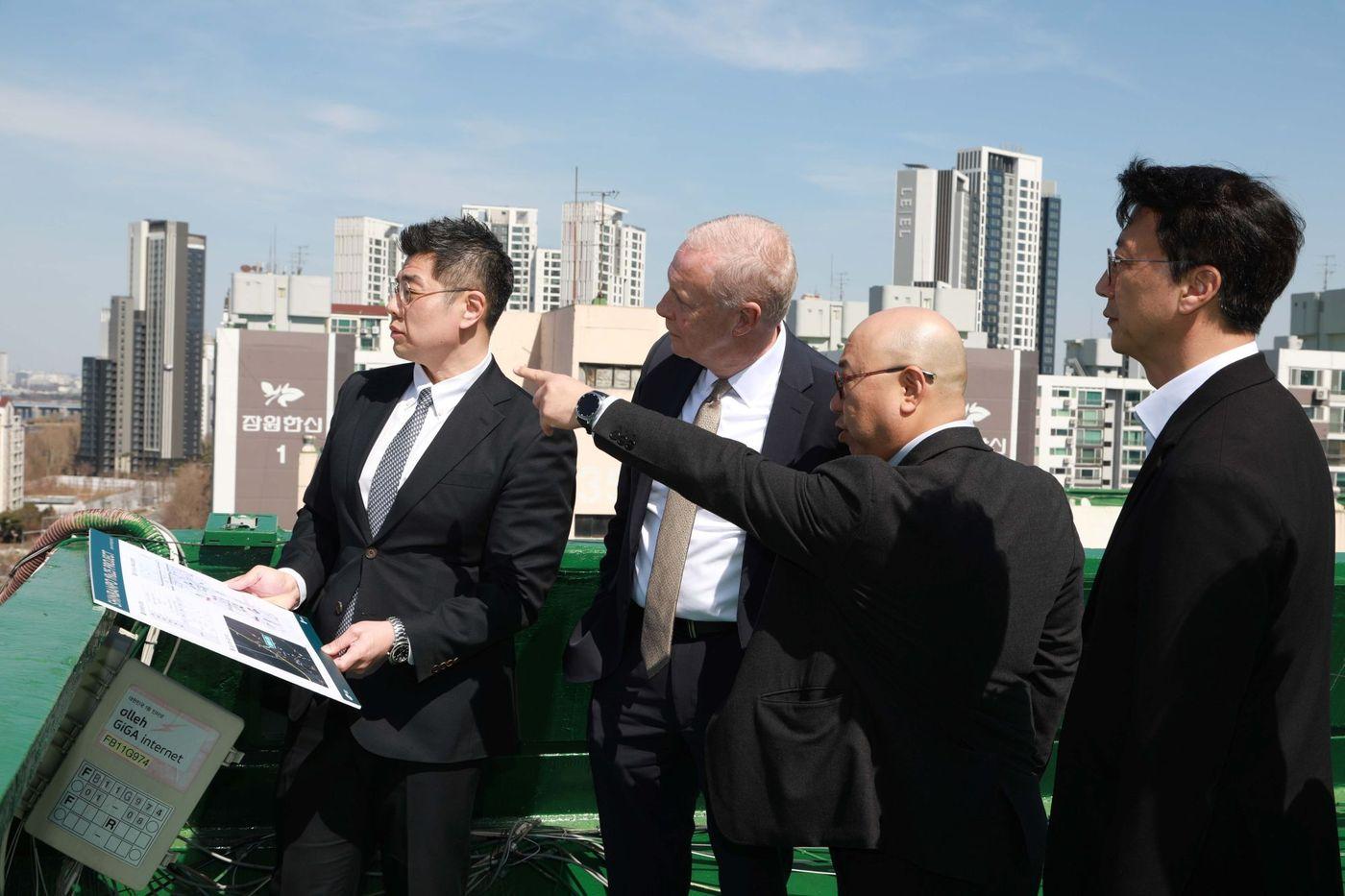 본문 이미지 - 삼성물산 관계자와 SMDP 스캇 사버 CEO가 19일 신반포 19·25차 재건축사업지에서 현장 점검을 하고 있다.(삼성물산 제공)뉴스1ⓒ news1