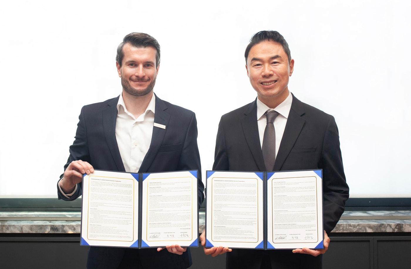 본문 이미지 - 프랑스 파리 봉마르쉐 백화점 VIP 회의실에서 정지영 현대백화점 사장(오른쪽)과 질 로드릭 라 그랑드 에피세리 대표가 미식 트렌드 교류 및 발전을 위한 업무협약(MOU)을 체결한 후 기념사진을 찍고 있다.(현대백화점 제공)